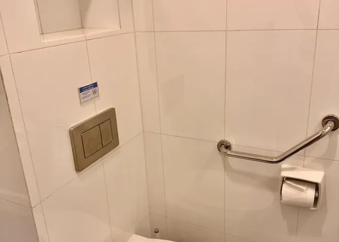 Apartment Elegant 4br Penthouse In Bgc Manila