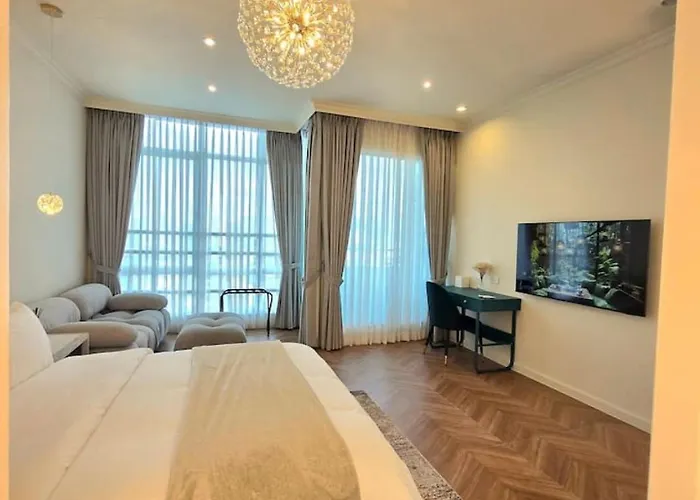 Elegant 4br Penthouse In Bgc Apartment