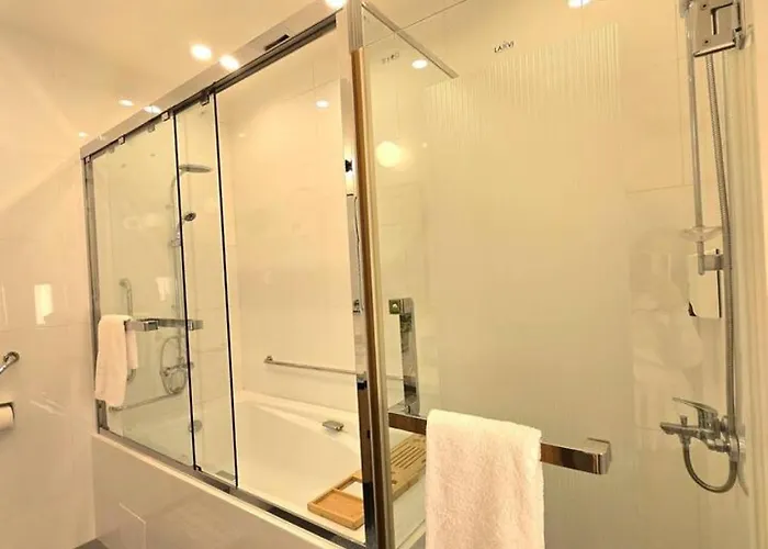 Elegant 4br Penthouse In Bgc Manila