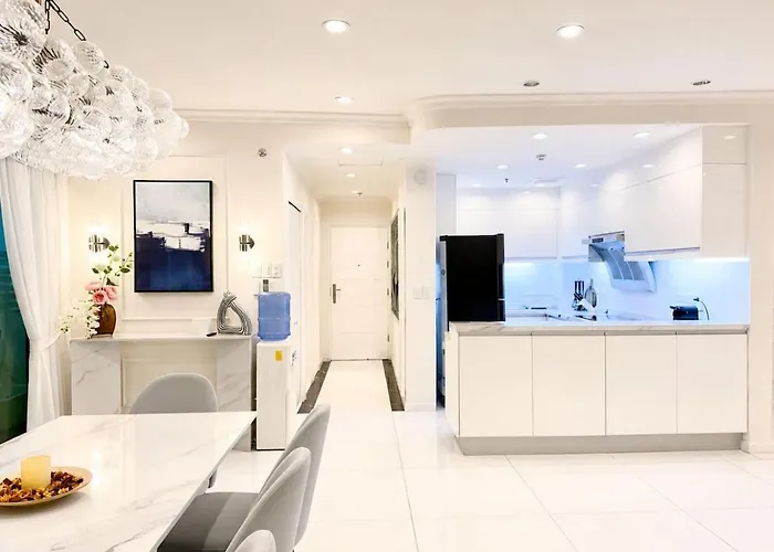 Elegant 4br Penthouse In Bgc